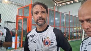 Pelatih-Persija-Mauricio-Souza-saat-diwawancarai-usai-memimpin-latihan1.jpg