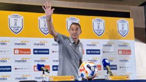 Pelatih-Timnas-Indonesia-U-23-Gerald-Vanenburg-melambaikan-tangan.jpg