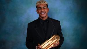 Pemain-Barcelona-Lamine-Yamal-memenangkan-Kopa-Trophy.jpg
