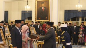 Pemberian-Anugerah-Pahlawan-Nasional_20251110_154313.jpg
