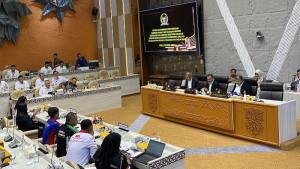 Pemerintah-bersama-Pimpinan-DPR-RI-dan-Komisi-V-DPR-321.jpg