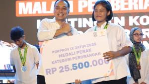 Pemkot-Surabaya-Kucurkan-Rp427-Miliar-Bonus-bagi-Atlet-Berprestasi-Porprov-Jatim-2025.jpg
