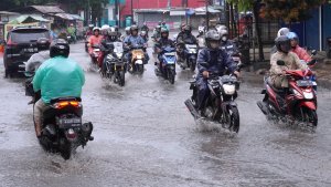 Pemotor-di-Bandung-Berangkat-Kerja-Pakai-Jas-Hujan_20241204_195059.jpg