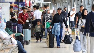 Pemudik-Mulai-Padati-Stasiun-Pasar-Senen_20250325_165726.jpg
