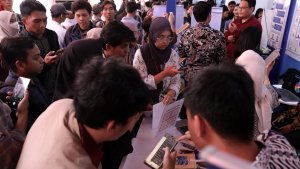 Pencari-Kerja-Padati-Job-Fair-2025-di-Kemnaker_20250522_152428.jpg