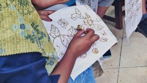 Pengrajin-batik-di-Wukirsari.jpg