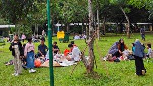 Pengunjung-di-Taman-Margasatwa-Ragunan_4.jpg