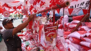 Penjual-Bendera-Merah-Putih-Mulai-Ramai-di-Jakarta_20250808_215235.jpg