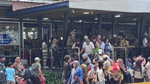 Penumpang-TransJakarta-di-Halte-Monas-HUT-TNI.jpg