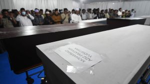 Penyerahan-Jenazah-Korban-Musala-Ponpes-Ambruk-ke-Keluarga_20251007_081858.jpg