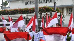 Perobekan-Bendera-Merah-Putih-Biru-di-Hotel-Yamato-Surabaya_20250921_173141.jpg