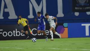 Pesepak-bola-Persib-Bandung-Berguinho-berduel-dengan-pemain-Lion-City-Sailors-di-ACL-2.jpg
