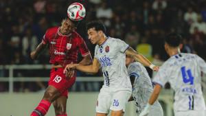 Pesepak-bola-Persis-Solo-Cleylton-Santos-berduel-dengan-pemain-Persijap-Jepara.jpg