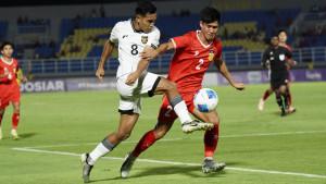 Pesepak-bola-Timnas-U23-Indonesia-Rayhan-Hannan-kiri-menendang-bola.jpg