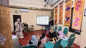 Peserta-program-membatik-di-Rumah-Batik-TBIG.jpg