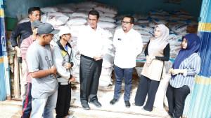 Petani-Lampung-Bersyukur-Harga-Pupuk-Turun-20-Persen-Sesuai-Arahan-Presiden.jpg