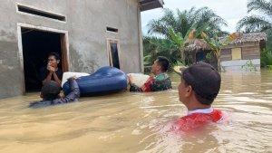 Petugas-BPBD-evakuasi-dan-salurkan-bantuan-logistik-korban-banjir-di-Musi-Banyuasin-Sumatera-Selatan.jpg