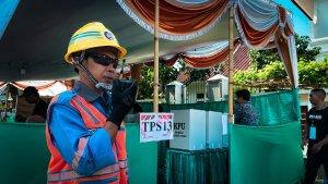 Petugas-PLN-sedang-bersiaga-mengamankan-kelistrikan.jpg