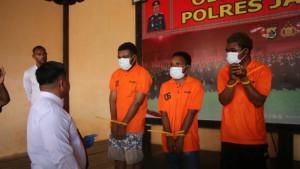 Petugas-Polres-Jayapura-memperlihatkan-barang-bukti-dan-tiga-pelaku-pembunuhan.jpg