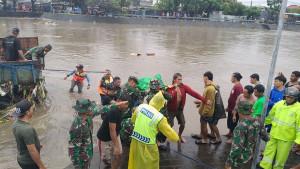 Petugas-evakuasi-jenazah-korban-banjir-bandang-di-Denpasar-Bali.jpg