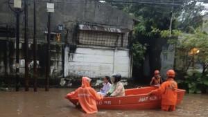 Petugas-evakuasi-warga-terdampak-banjir-dengan-perahu-di-Cilandak-Timur-Jakarta-Selatan.jpg