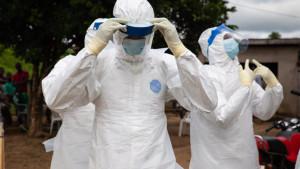Petugas-medis-mengenakan-alat-pelindung-diri-lengkap-sebelum-memasuki-zona-isolasi-Ebola-di-Kongo.jpg
