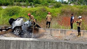 Petugas-mengevakuasi-mobil-Toyota-Raize-yang-terbelah-dua-dan-terbakar.jpg