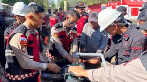 Polda-NTT-beri-bantuan-sumur-dan-dinamo-air-untuk-warga-di-Posko-Konga.jpg