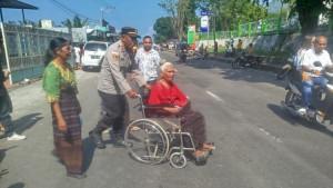 Polisi-Humanis-di-Ende-Ipda-Adam-Salman-Bantu-Warga-Disabilitas-Masuk-Gereja.jpg