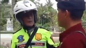 Polisi-diamankan-petugas-adat-pecalang-karena-berkeliaran-sepeda-motor-saat-Hari-Nyepi.jpg