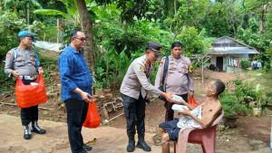 Polsek-Telukbetung-Utara-bagikan-nasi-kotak.jpg