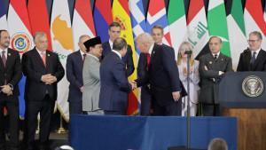 Pose-Jempol-Prabowo-dan-Trump-Warnai-Hangatnya-Sesi-Foto-Pemimpin-Dunia-di-KTT-Gaza-Peace-2025.jpg