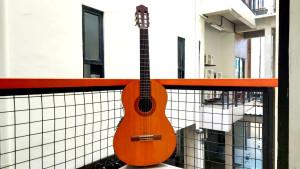 Potret-gitar-akustik-untuk-kunci-chord-dasar-mudah-dimainkan.jpg
