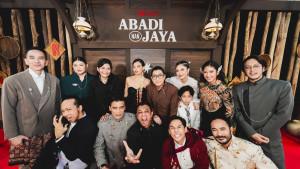 Potret-para-pemain-dan-kreator-film-Abadi-Nan-Jaya-diunduh-dari-rilis-Netflix.jpg