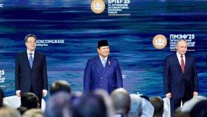 Prabowo-Subianto-Vladimir-Putin-Menlu-Tiongkok-Wang-Yi-di-forum-ekonomi-SPIEF-Rusia.jpg