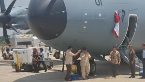 Prabowo-Subianto-melakukan-tradisi-penyiraman-air-kembang-roda-pesawat-Airbus-A400M.jpg
