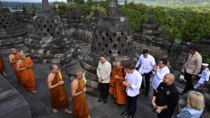Presiden-Emmanuel-Macron-Kunjungi-Candi-Borobudur_20250530_102852.jpg