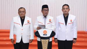 Presiden-PKS-Al-Muzzammil-Yusuf-tengah.jpg