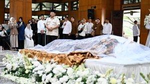 Presiden-Prabowo-Subianto-melayat-almarhum-Mayjen-TNI-purnawirawan-Eddie-Marzuki-Nalapraya.jpg