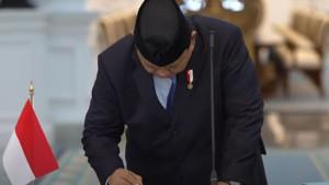 Presiden-Prabowo-Subianto-saat-menandatangani-aturan-hukum-BPI-Danantara-di-Istana-Kepresidenan.jpg