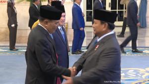 Presiden-RI-Prabowo-Subianto-menyalam.jpg