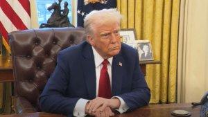 Presiden-Trump-saat-Menandatangani-Perintah-Eksekutif.jpg