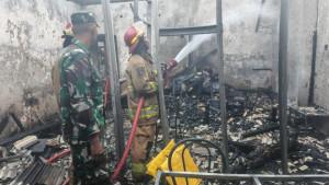Proses-pemadaman-kios-pecel-lele-di-Kampung-Pabuaran-Tengah.jpg
