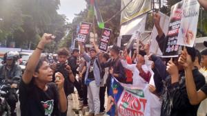Pukuhan-Mahasiswa-melakukan-Aksi-Damai-Palestina.jpg