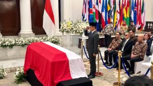 RI-Sugiono-saat-memberi-penghormatan-terakhir-kepada-V.jpg