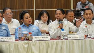 Raja-Juli-Antoni-dan-Ketua-Komisi-IV-DPR-RI-Siti-Hediati-Soeharto.jpg