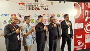 Raja-Sapta-Oktohari-bersama-dengan-Menteri-UMKM-Maman-Abdurahman-Wamenpora-Taufik-Hidayat.jpg