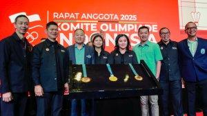 Raja-Sapta-Oktohari-dan-Wamenpora-Taufik-Hidayat-foto-bersama-jajaranny.jpg