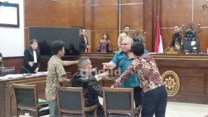 Reaksi-Hotman-saat-Razman-Menghampiri-hingga-Pegang-Pundaknya-Sambil-Emosi.jpg
