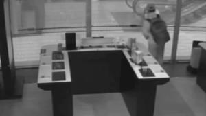 Rekaman-CCTV-menunjukkan-momen-pelaku-masuk-ke-area-toko-ponsel-di-mal-Cikarang.jpg